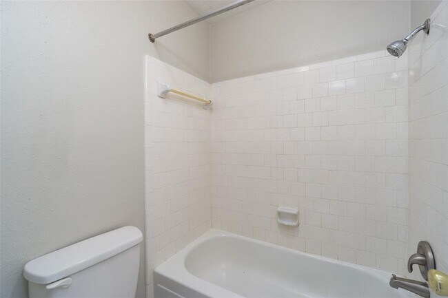 Building Photo - 2902 Laurelridge Dr