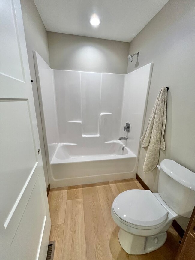 Building Photo - Stunning 5 Bed/2.5 Bath Townhome!