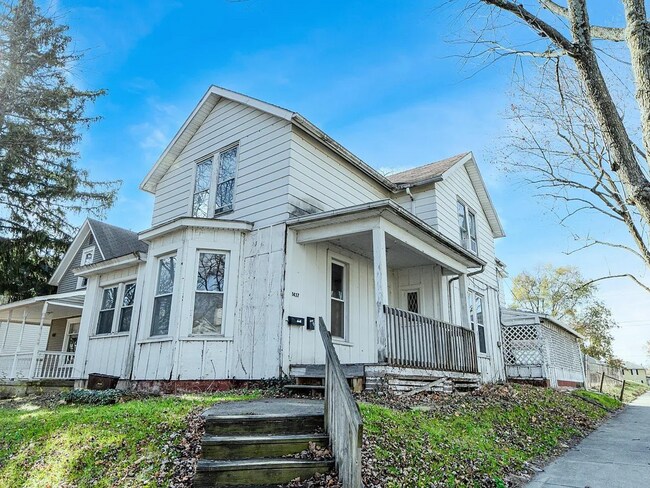 Building Photo - 3 bedroom available for immediate move i!