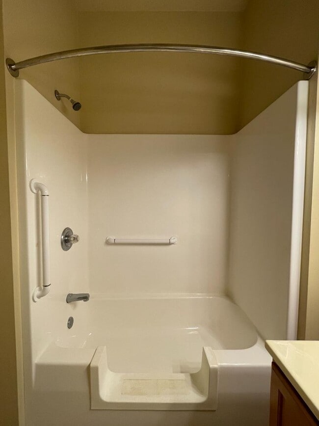 Building Photo - 323 W Main St