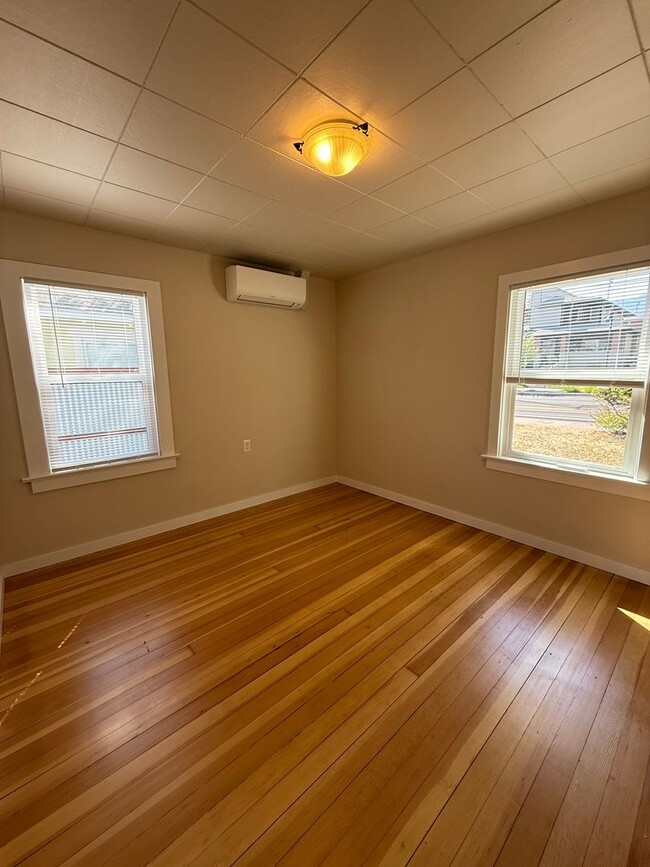 Building Photo - Cute two bedroom cottage in central Ashlan...