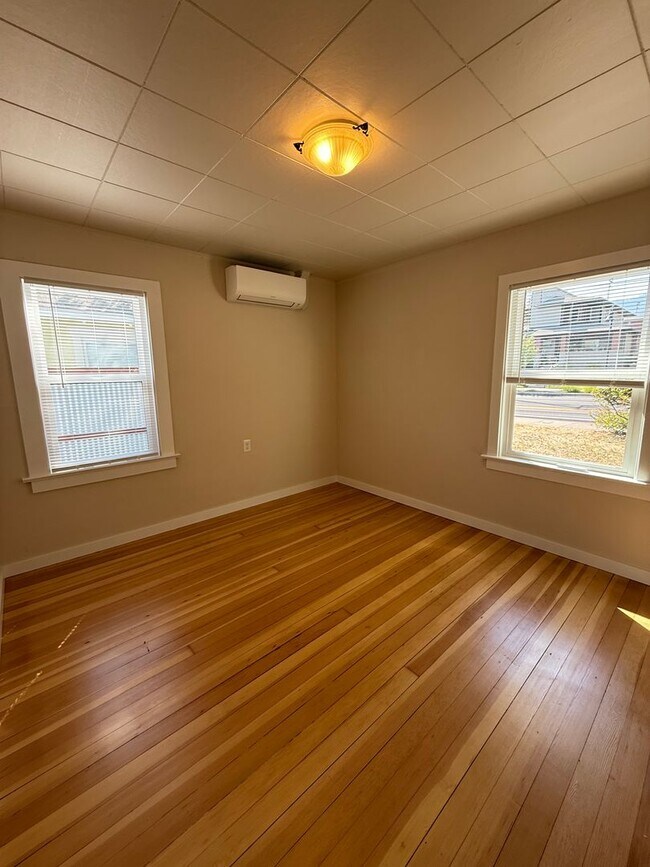 Building Photo - Cute two bedroom cottage in central Ashland Location | Available Now