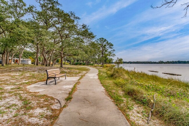 Building Photo - Adorable Navy Point Cottage!