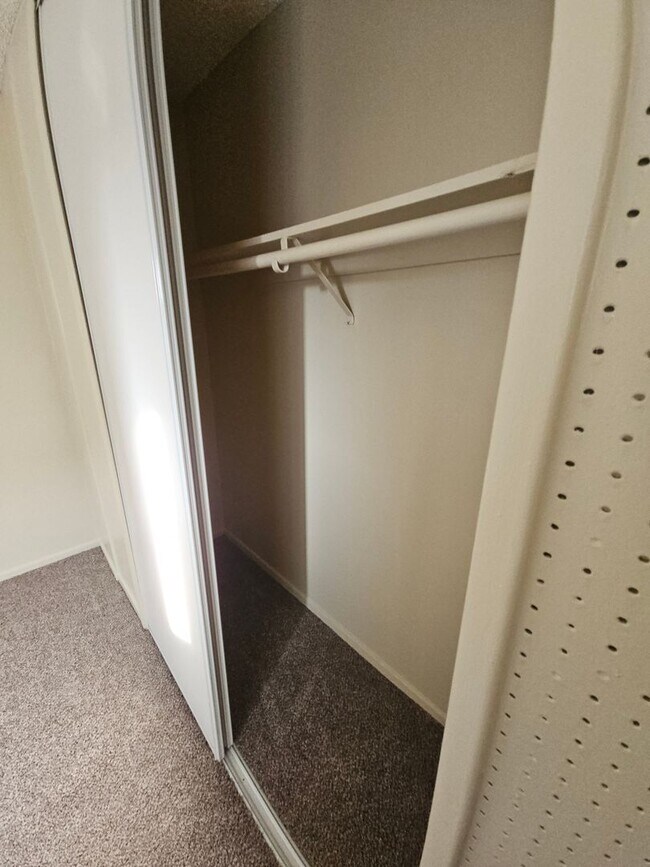 Building Photo - Newly Renovated Unit