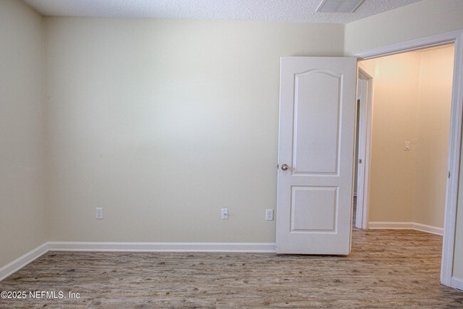 Building Photo - 417 Oasis Ln