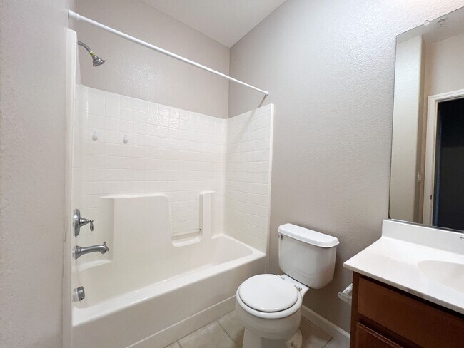 Building Photo - 3 Bd, 2.5 Ba Condo in Elk Grove