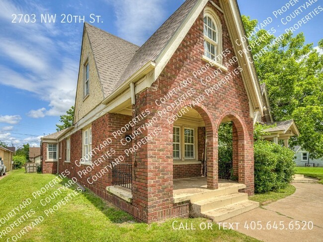 Building Photo - Adorable Tudor in Crestwood!