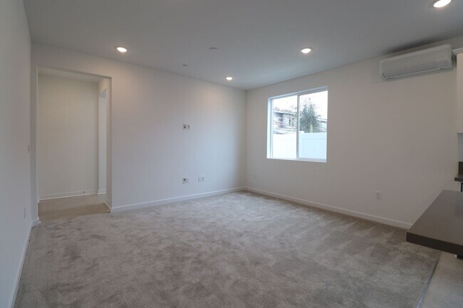 Building Photo - 1713 River Vis