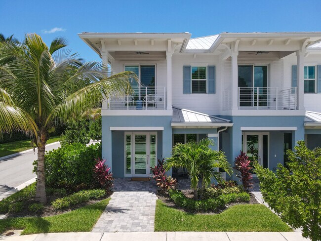 Building Photo - 4650 SE Manatee Way