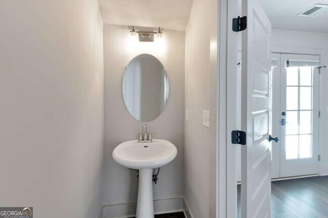 Building Photo - 1192 Wylie St SE