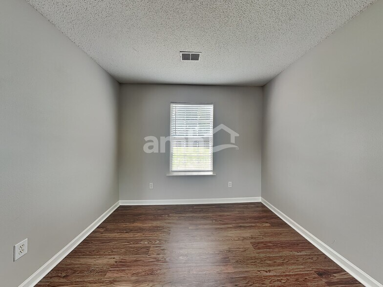 Building Photo - 103 Granary Dr