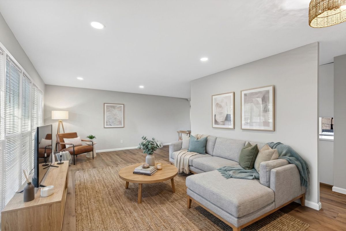 Building Photo - 5016 Fernhill Dr