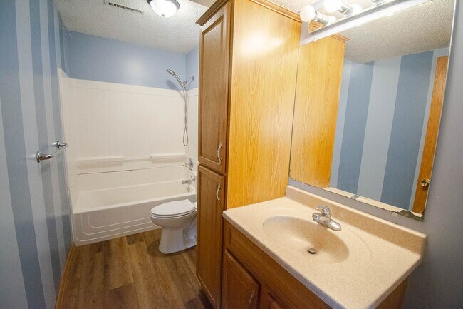 Building Photo - Fantastic NW Rochester home with great updates!