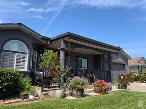 Building Photo - $4290 / GORGEOUS 4-5 BEDROOM SINGLE STORY ...