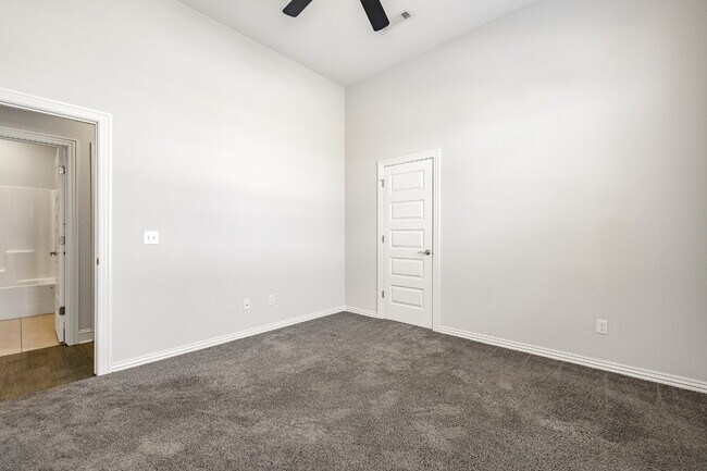 Building Photo - 2016 W Chandler Ave