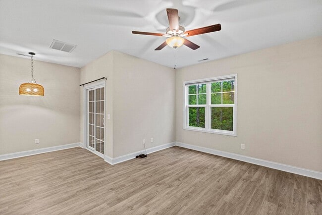 Building Photo - Large 3br Stonebay Townhome AVAILABLE NOW!
