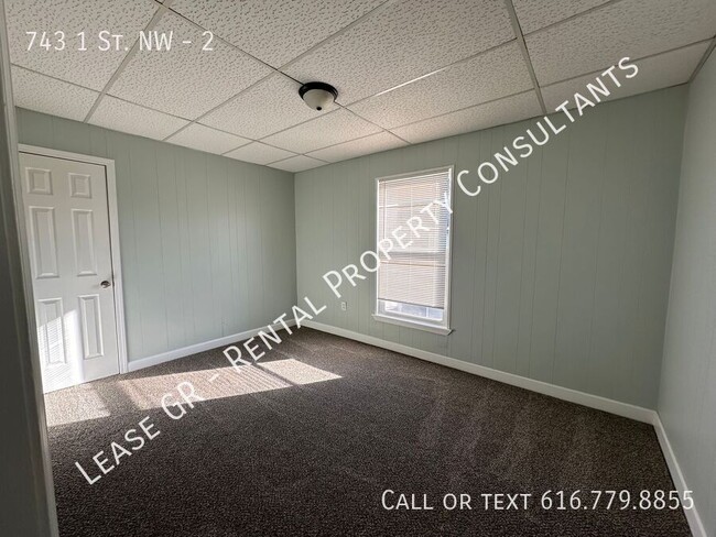 Building Photo - Two Bedroom Upper Duplex w/ Laundry In Unit!