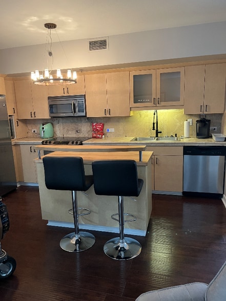 Building Photo - 425 W Beech St