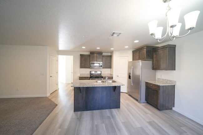 Building Photo - Spacious Townhome for Rent – Prime Location!