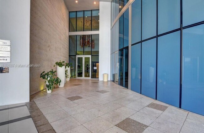 Building Photo - 200 Biscayne Blvd Way