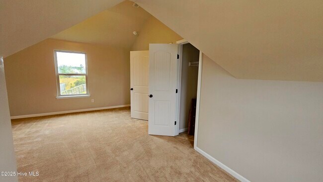 Building Photo - 302 SW Plantation Dr