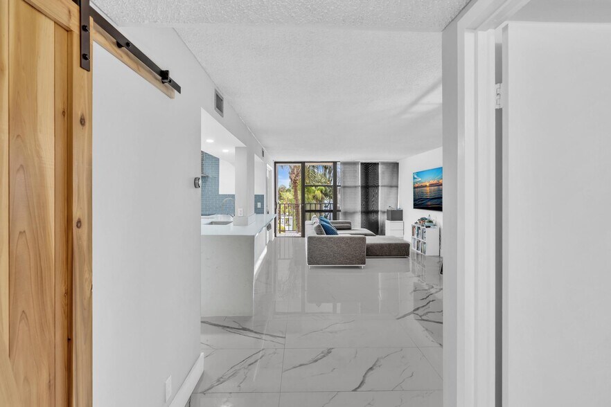 Building Photo - 1000 Parkview Dr