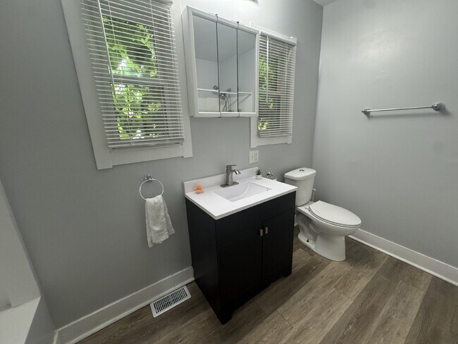 Building Photo - "Charming 3-Bed Home in Springfield with Spacious 1245 Sq Ft Layout!"