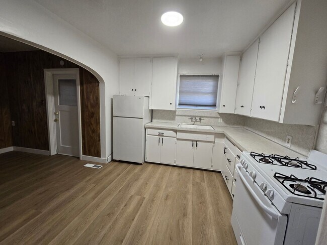 Building Photo - 2 Br 1 Ba ready now