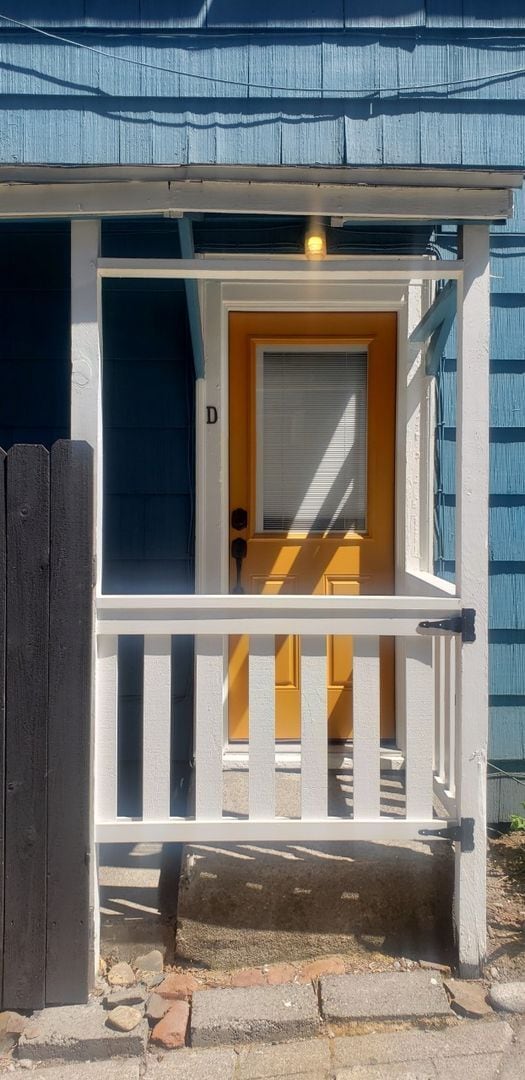 Building Photo - 4-plex One Bedroom unit available May 7th-Browns Addition Neighborhood