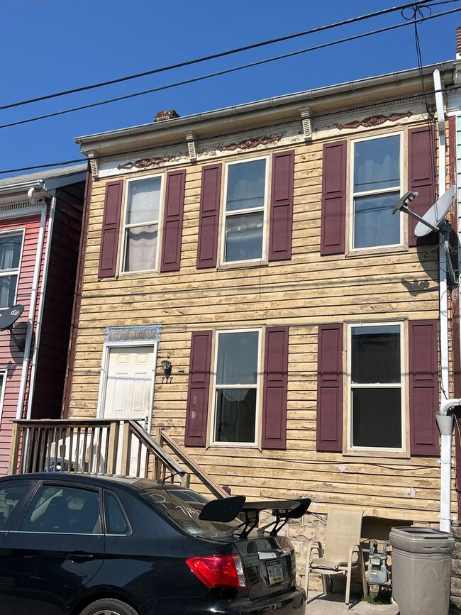 Primary Photo - 717 E Clarke Ave