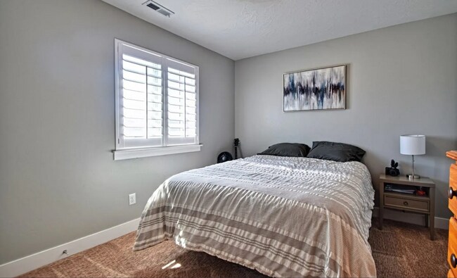 Building Photo - 4 bedroom/2.5 bathroom Townhome in Eagle Mountain