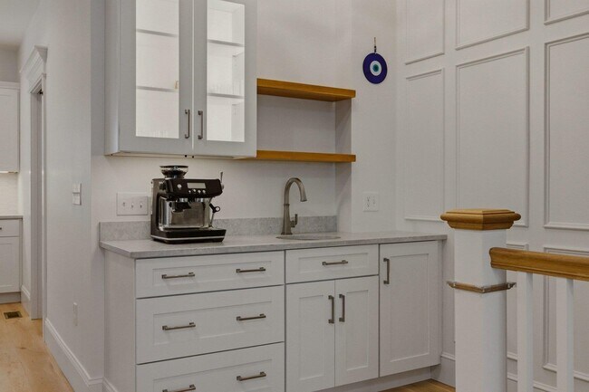 Building Photo - 50 Cate St