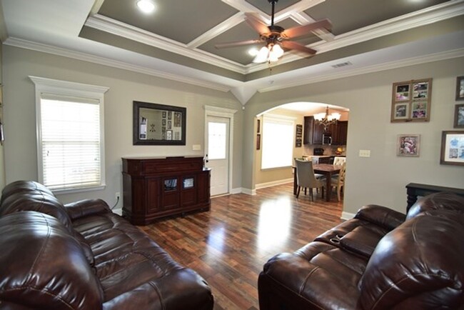 Building Photo - Stylish 3BD/2BA Home with Spacious Yard ne...
