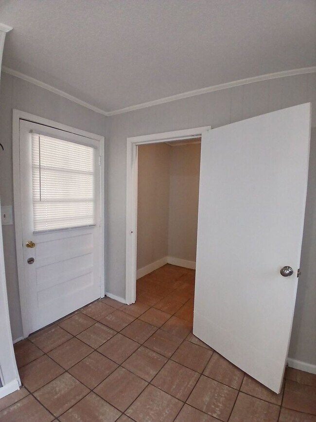 Building Photo - Discover this move-in ready 3-bedroom, 1.5...