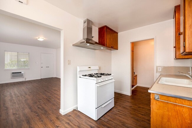 Building Photo - Mayflower Ave