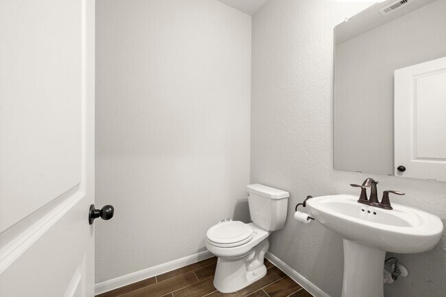 Building Photo - 104 Winged Elm Ct