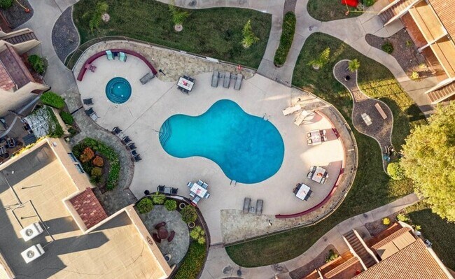 Building Photo - BEAUTIFUL CONDOMINIUM IN GATED COMMUNITY