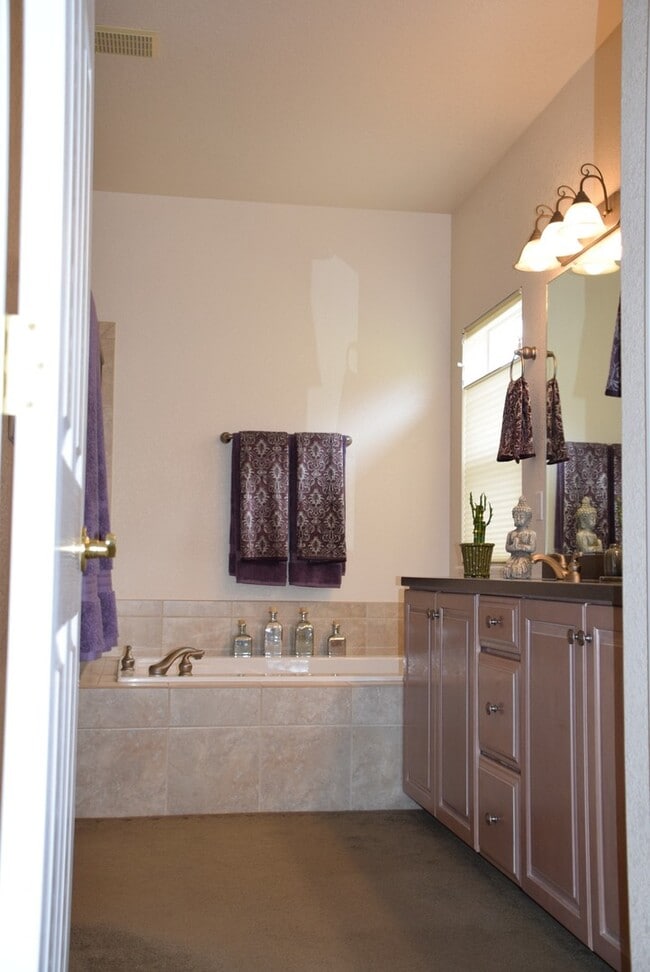 Building Photo - 9805 S Iris Ct