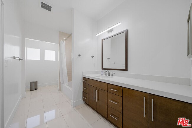 Building Photo - 1610 S Hayworth Ave