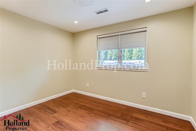 Building Photo - Gorgeous 3 Bedroom Home with SwimSpa Avail...