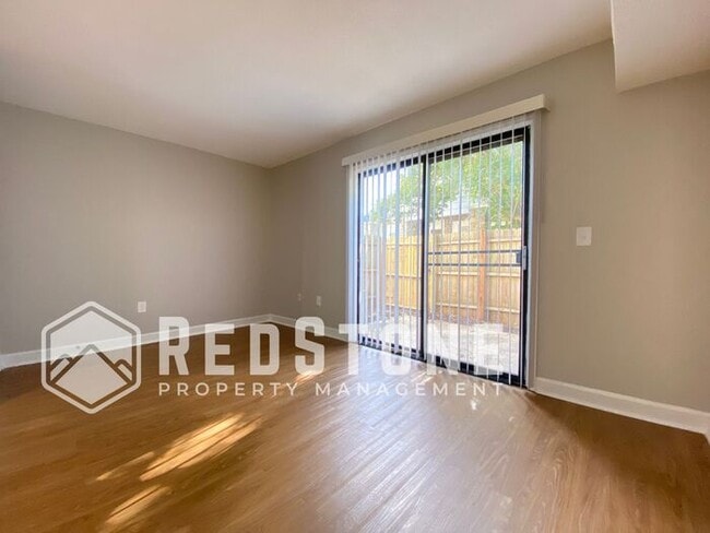 Building Photo - 2 Bedroom, 1.5 Bath - Townhouse