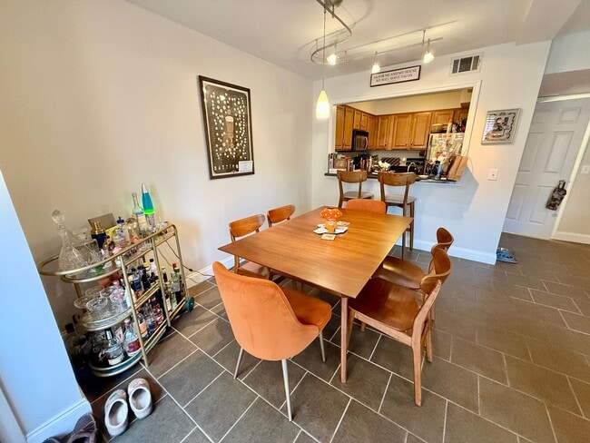 Building Photo - Walkable Green Hills Condo- 2 Bed 1.5 Bath $1800/mo