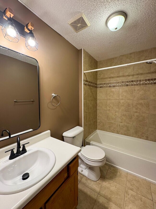 Building Photo - Charming 3 Bed 2 Bath Home in Jack Britt