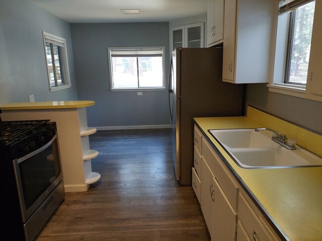 Building Photo - *LONG TERM RENTAL* 2 Car Garage