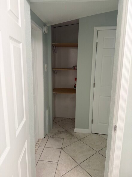 APT A LINEN CLOSET - 2929 Patterson Ave