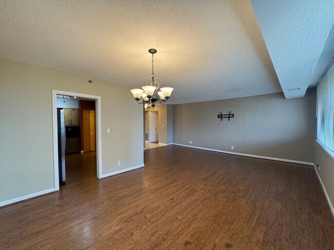Building Photo - Bright And Spacious 2 Bed 1.5 Bath Condo W...