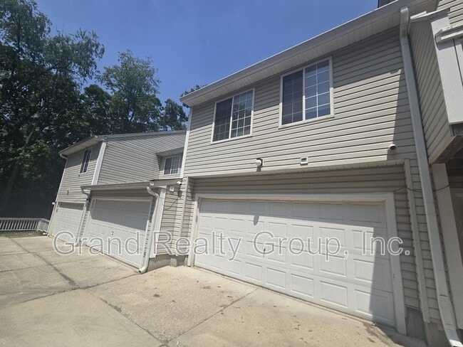 Building Photo - 250 W Whispering Oaks Ln