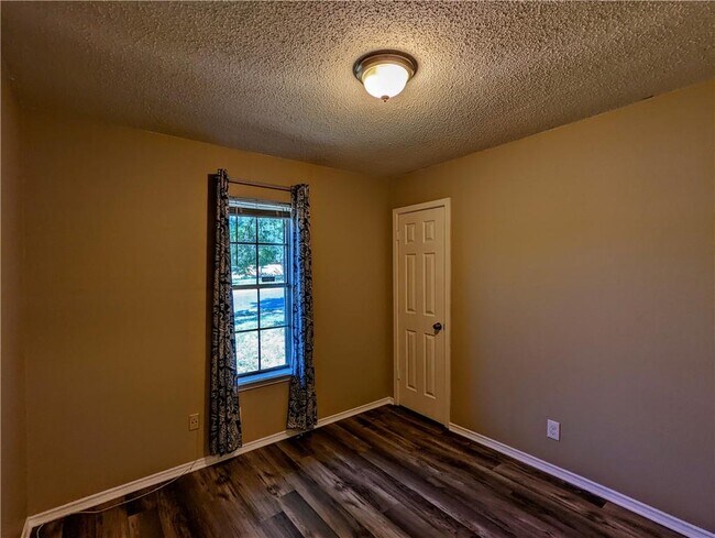 Building Photo - 812 Hill Wood Dr
