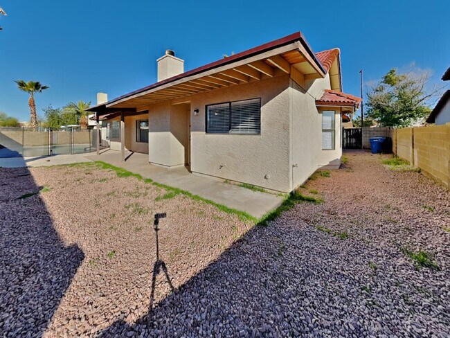 Building Photo - 421 E Encinas Ave