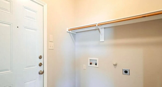 Building Photo - 113 Independence Tr